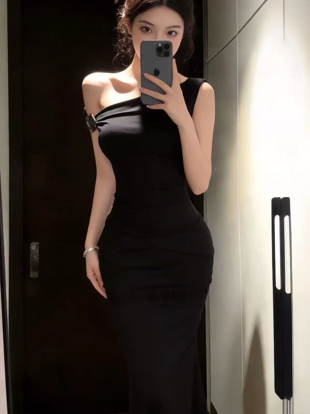 Sister Yu wears a retro coffee-colored sloping shoulder dress that shows off her particularly beautiful figure. A pinch-waist miniskirt for spring 26