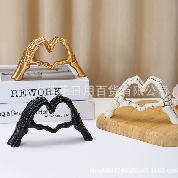 Cross-border Amazon Halloween Skeleton Ornament Heart Gesture Resin Craft Home Bedroom Desktop Decoration Gift