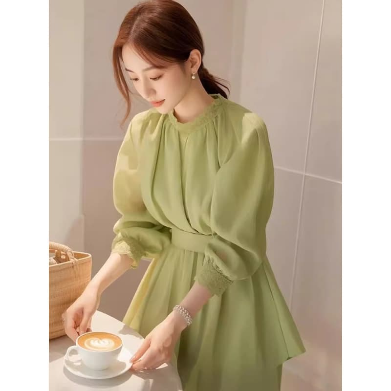 Xiaoxiangfeng green lace shirt design sense for senior women spring and summer 2025 new dopamine snow cow