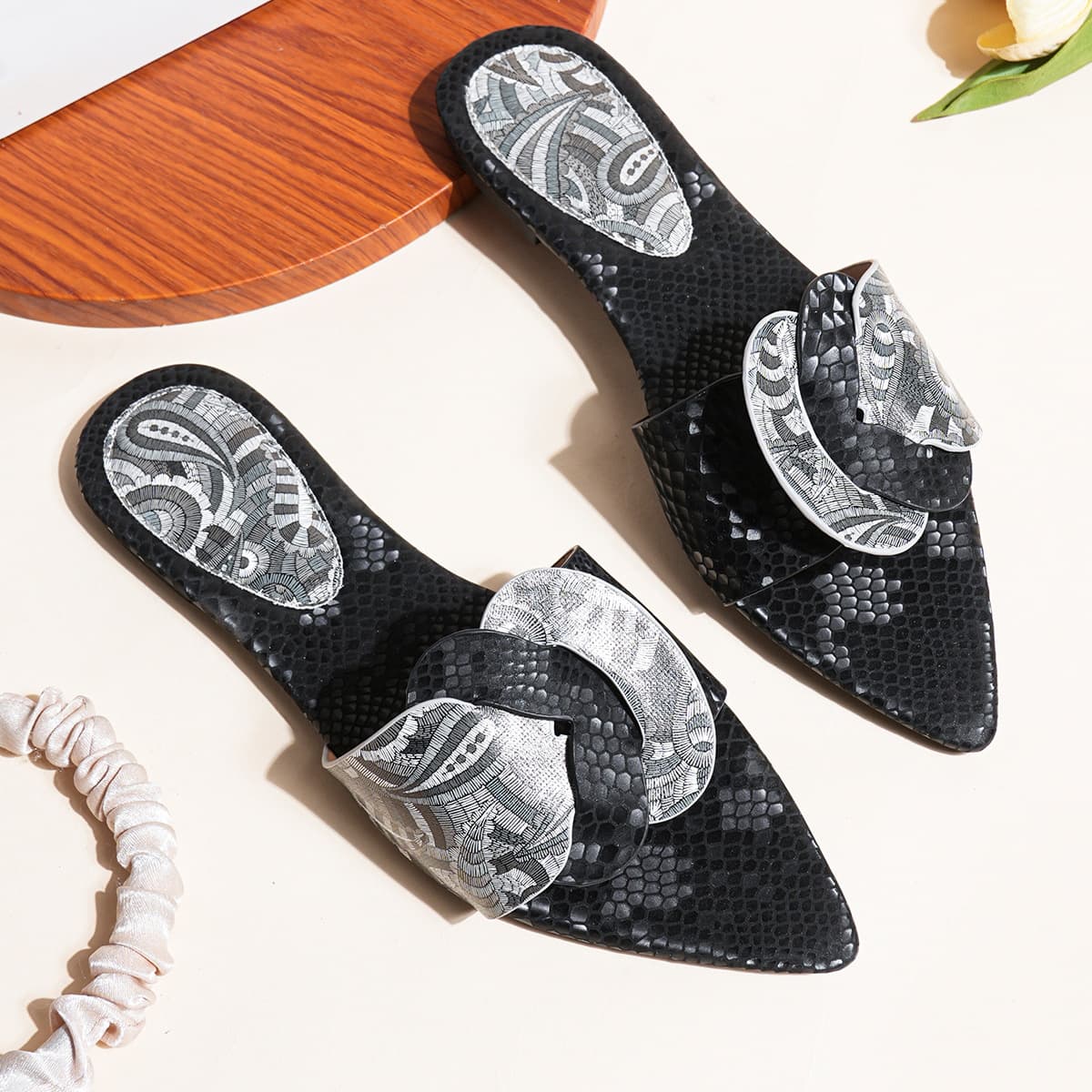 B203-172 Summer Women's Casual Sandals, Popular Pointed-Toe Flat Retro Slippers for Women
