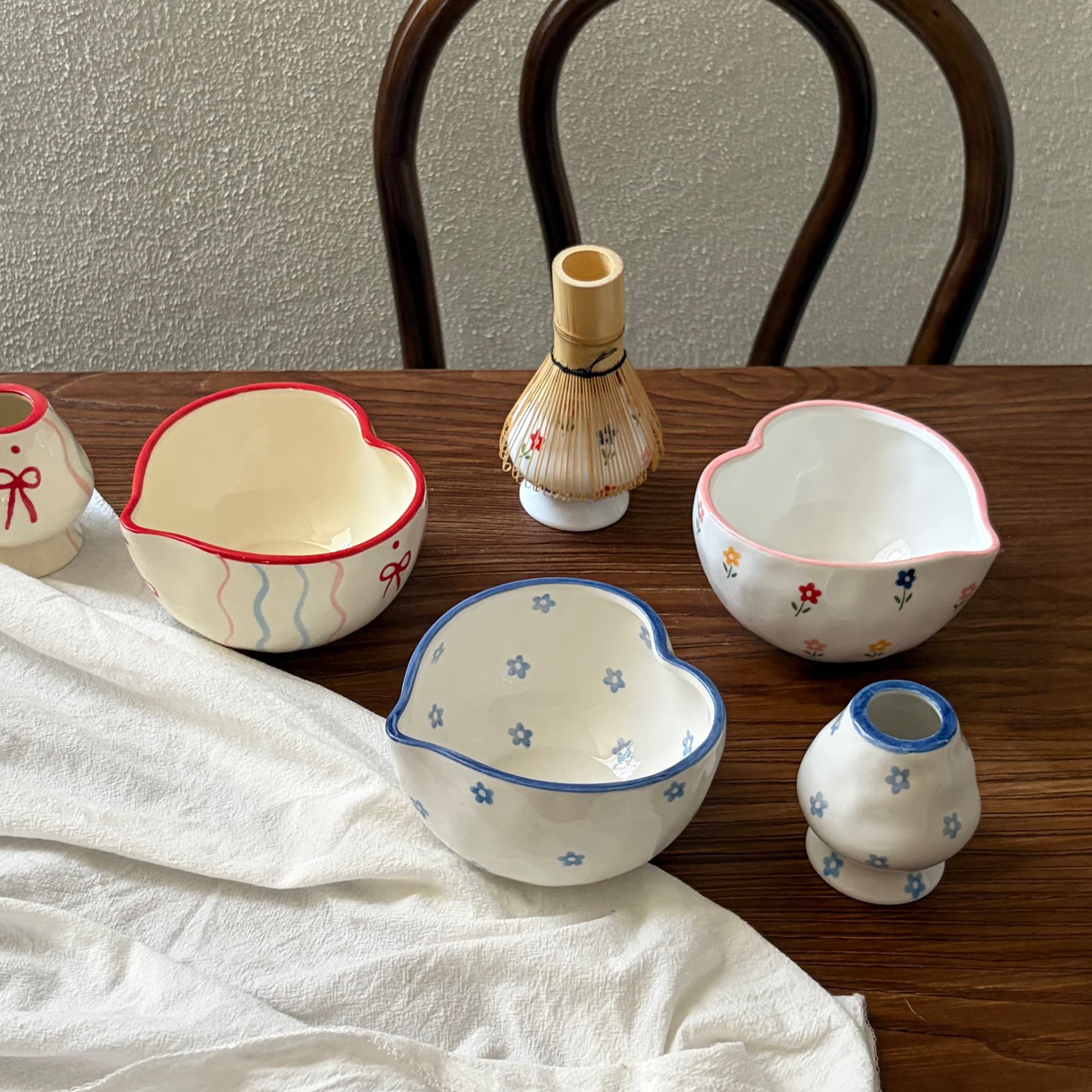 New Vintage Hand-Painted Matcha Bowl with Heart Design, Cross-Border Handmade Ceramic Matcha Bowl with Spout and Tea Whisk Set