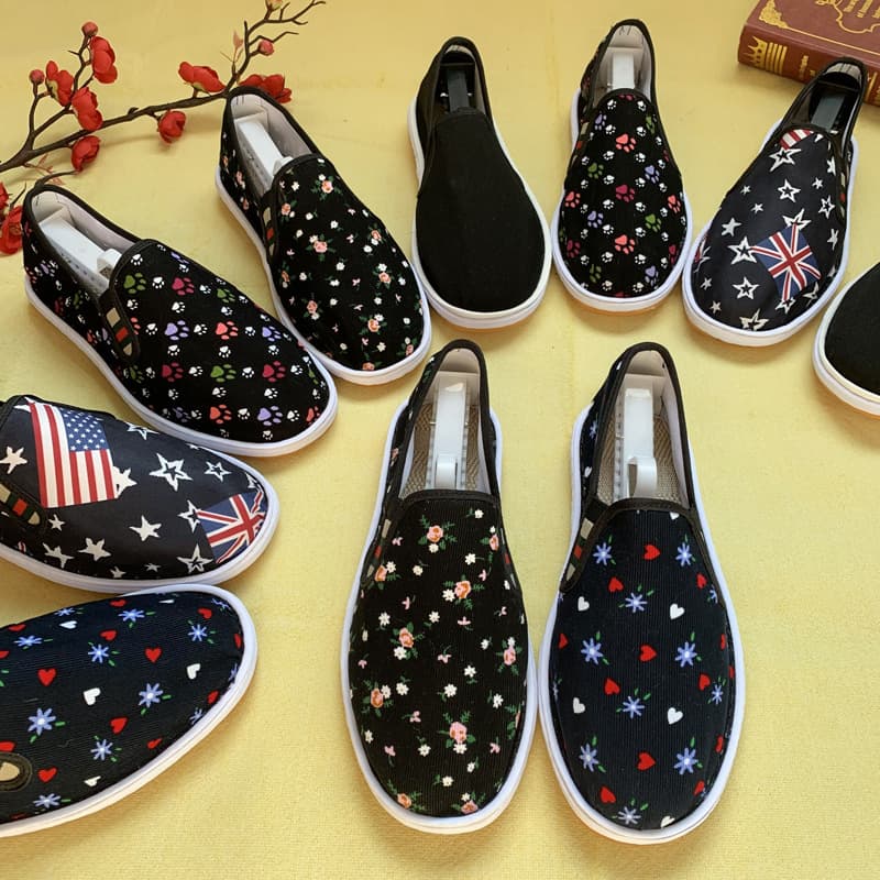 Old Beijing Xishan Cloth Shoes with Non-Slip Rubber Sole, Floral Pattern Leisure Slip-On Handmade Cloth Shoes for Street Vendors Supply