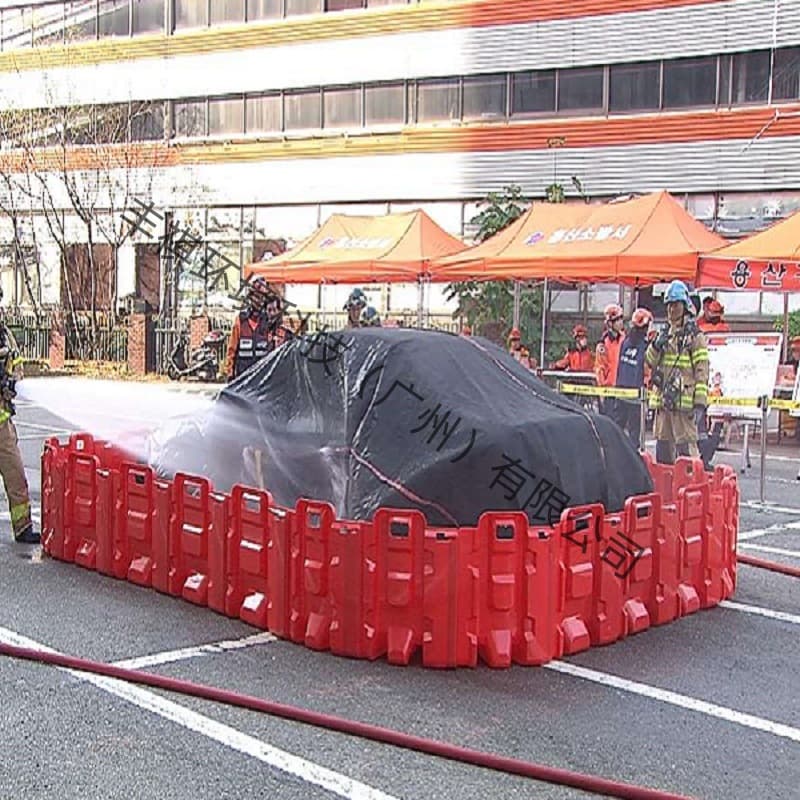 Portable Firefighting Handle Water Barrier, Hot-Selling New Combination Fire Extinguishing Enclosure