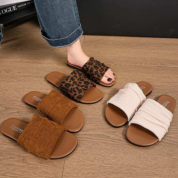 Square Toe Crinkle Flat Sandals Women 2026 Summer New French Style One-Line Beach Sandals Korean Casual Sandals