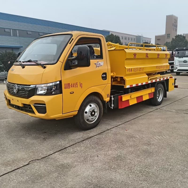 Blue-plate Dongfeng cleaning and vacuum truck, no overweight, self-priming and self-discharging, small septic tank cleaning truck.