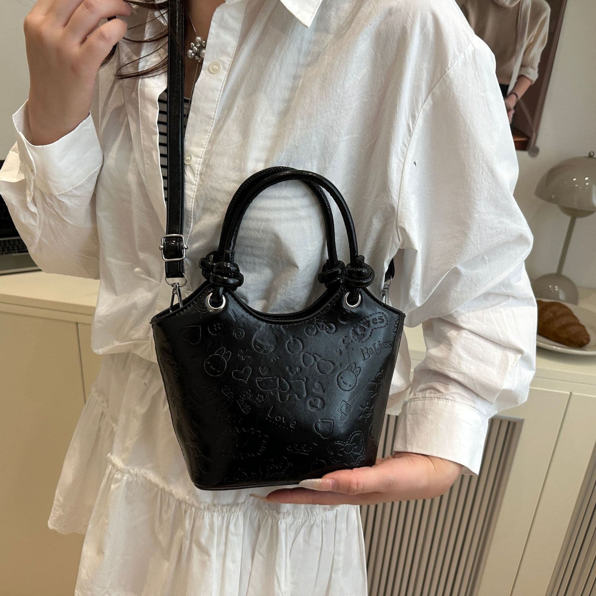 2026 New Embossed Tote Bag Women's Large Capacity Retro Shoulder Messenger Bag Commuting Versatile Portable Bucket Bag