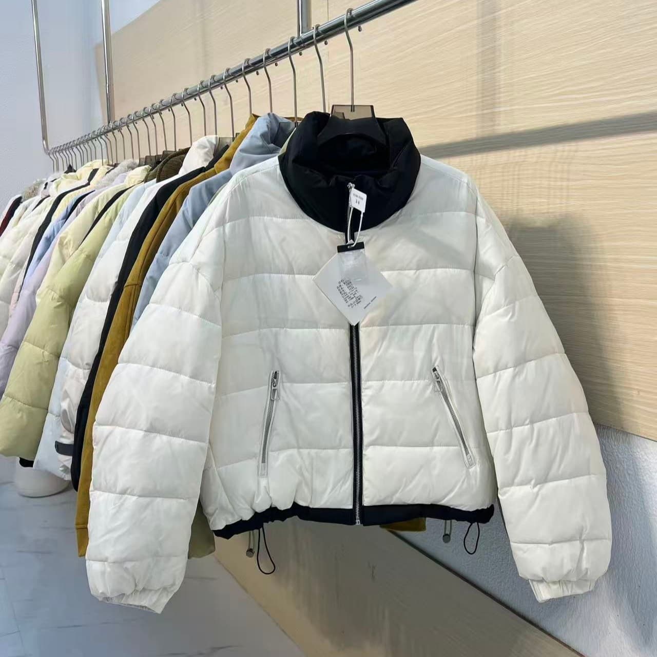 Winter Contrast Color Graphene Thermal Puffer Coat, Fashionable Short Down Jacket for Women, Stand Collar, Korean Style, Wholesale New