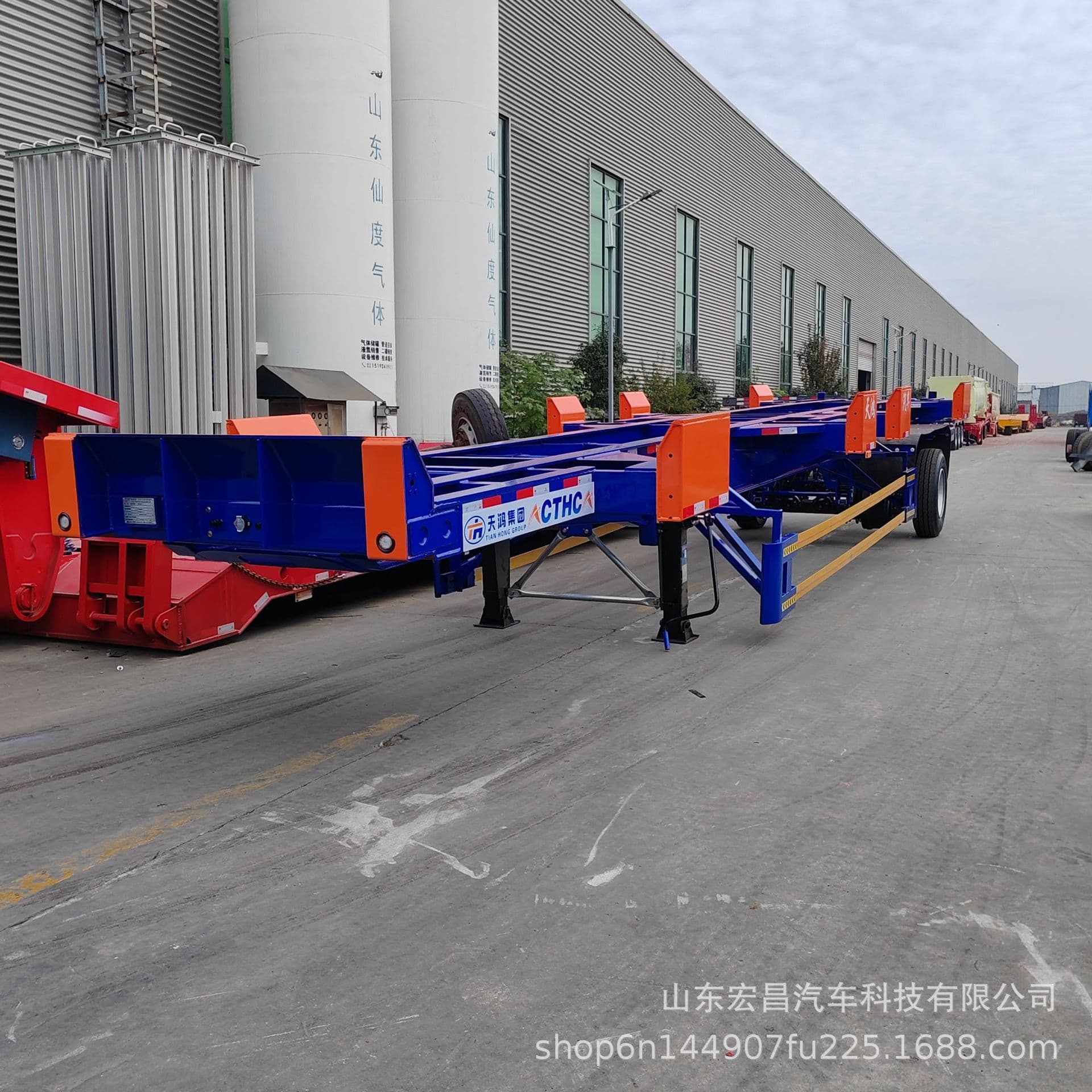 Overseas supply of three-axle and four-axle container skeleton transport vehicles and container transfer vehicles for terminals, 20 feet, 40 feet, and 45 feet.