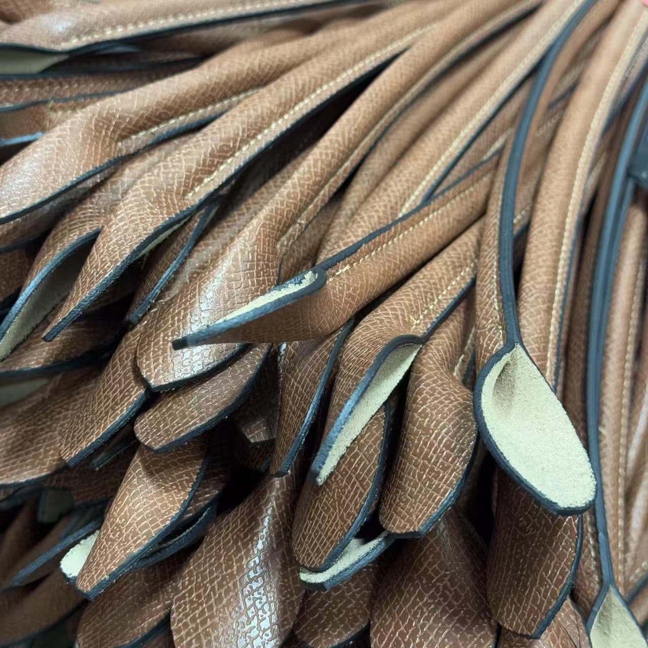 Edge painting for leather goods; edge sealing; edge painting processing of supplied materials; eco-friendly oil painting for bags, phone cases, leather strips, and other leather goods.