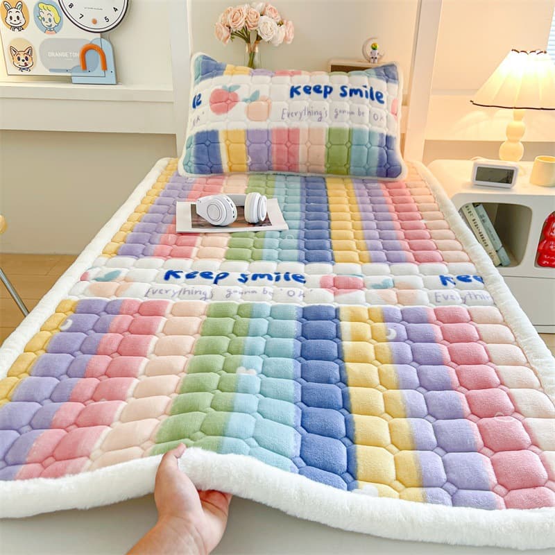 New thickened milk fleece mattress, warm quilted single mattress for student dormitories, foldable, machine washable, cross-border e-commerce.