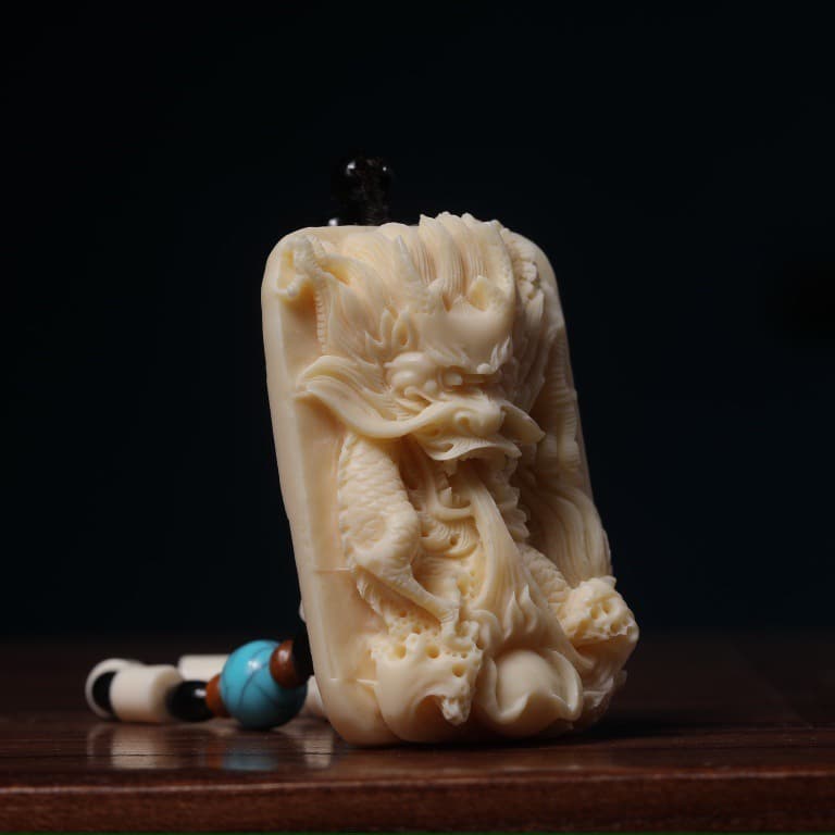Factory direct supply of new ivory fruit dragon swallowing pearl handle pieces, dragon brand pendants, car trailer decorations, toy pieces