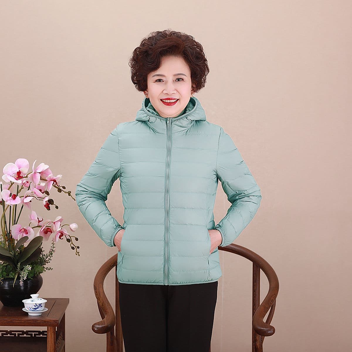 Cross-Border New Style Lightweight Down Jacket Women Middle-Aged and Elderly Mom Wear Short Hooded Plus Size Winter Thickened Outerwear