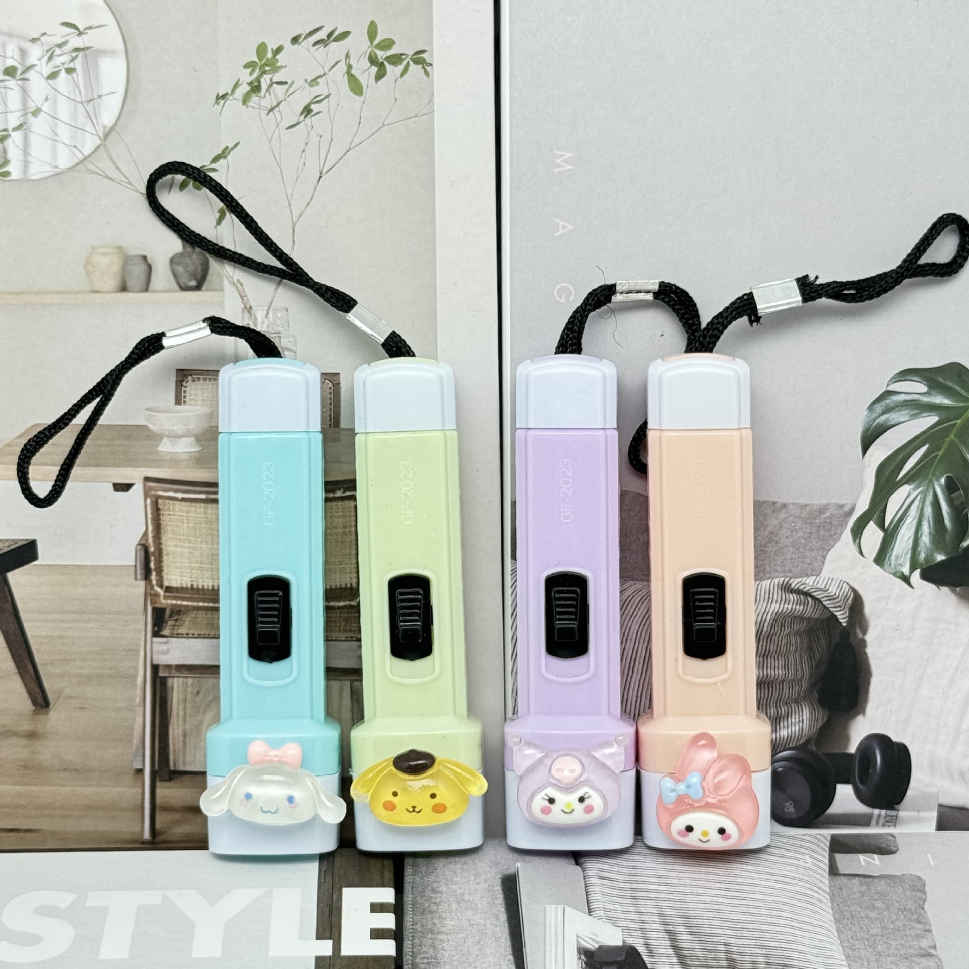 Sanrio cartoon flashlight, mini cute macaron color plastic small flashlight, portable children's toy