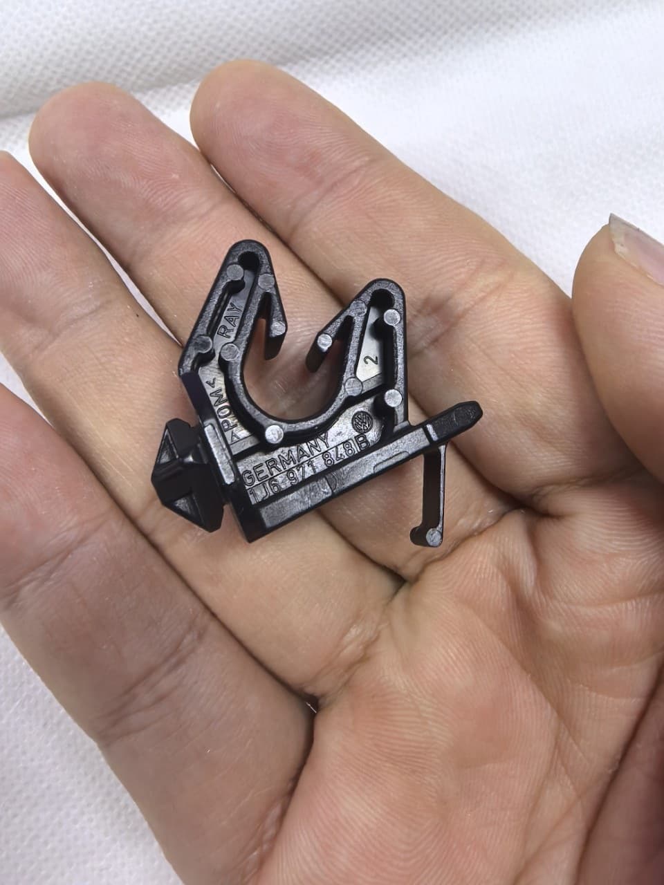 1J6971848B 1J6971848 Wire Harness Bracket Clip for Volkswagen Bora Golf Touran