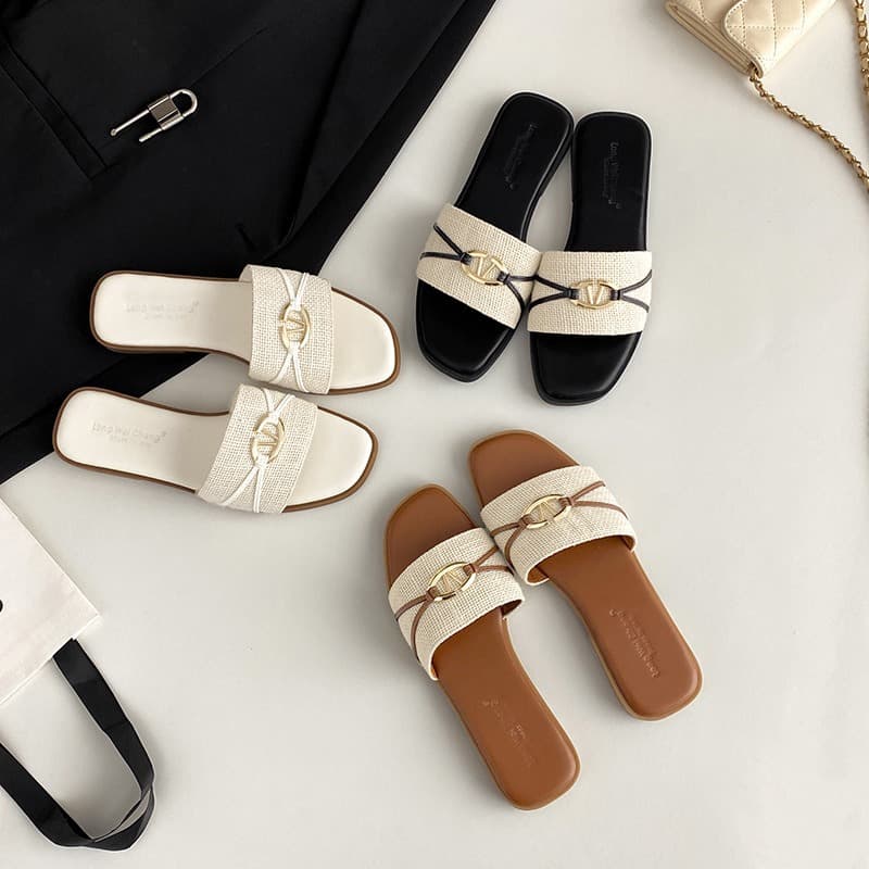 One-line slippers for women, fashionable and versatile for summer outerwear, 2026 new style French flat beach lazy slippers for women
