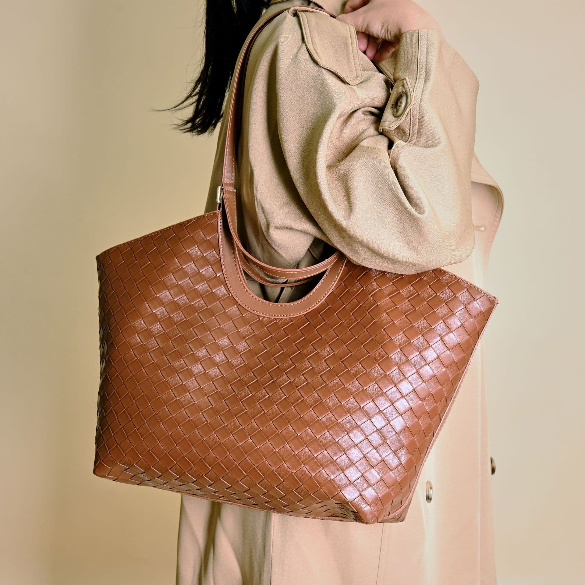 Cross-border fashion tote bag black brown woven embossed bag women's large capacity commuter fly woven solid color tote bag