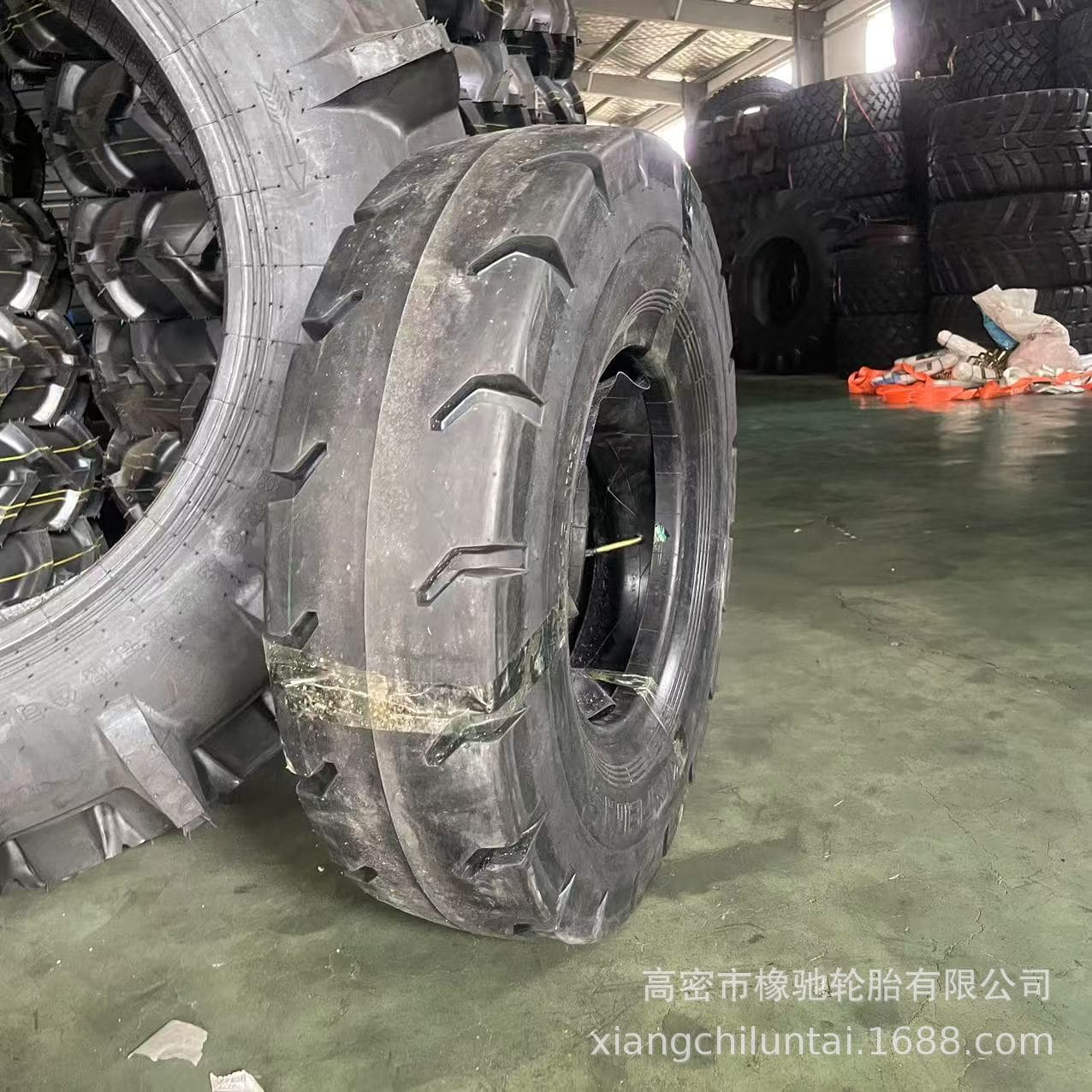 Mine underground loader tires 750-15 smooth tires, 14-ply engineering tires including inner tube and flap.