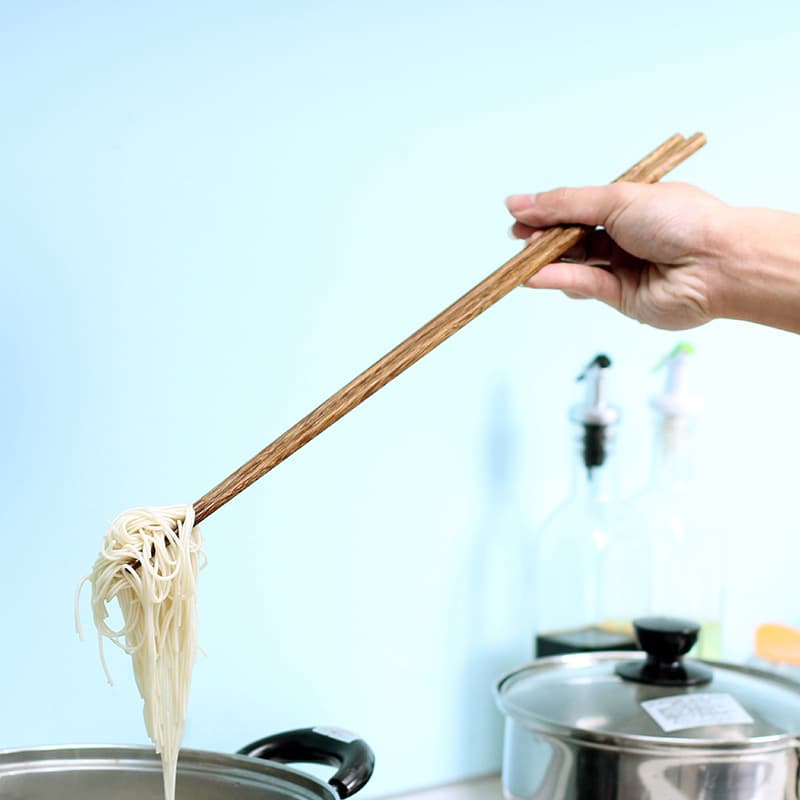 Extra-long chopsticks for hot pot, noodle picking, and frying, heat-resistant, thickened, reusable serving chopsticks, home wooden chopsticks