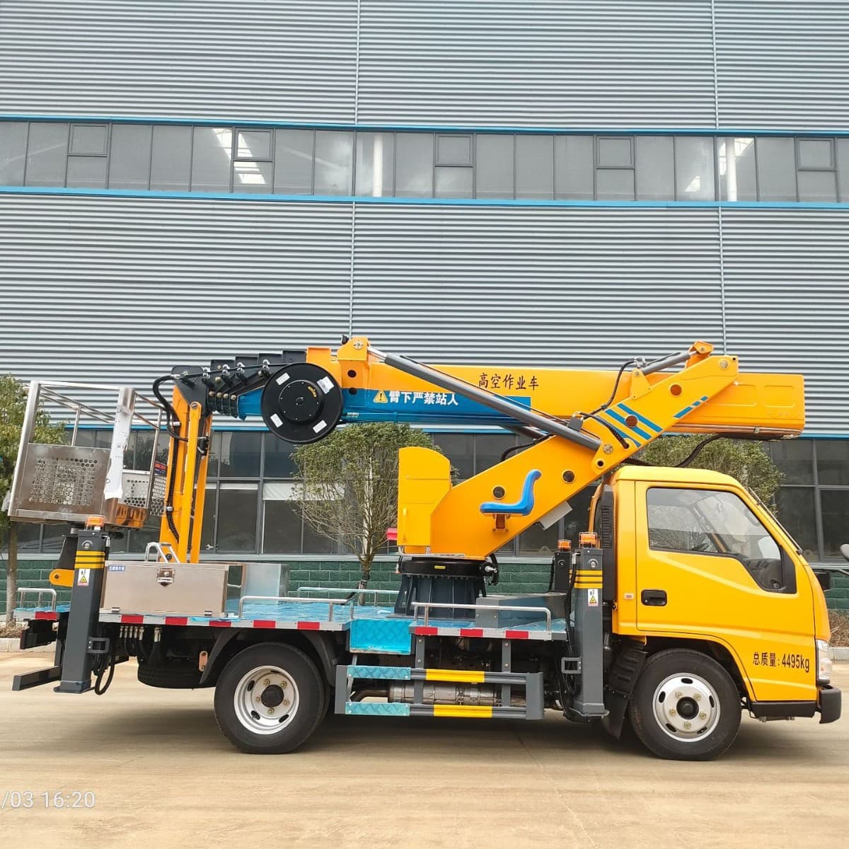 China VI JMC Shunda with Small Fly Arm 28m Blue Plate Aerial Work Truck, Municipal Street Light Maintenance Elevating Vehicle, C License