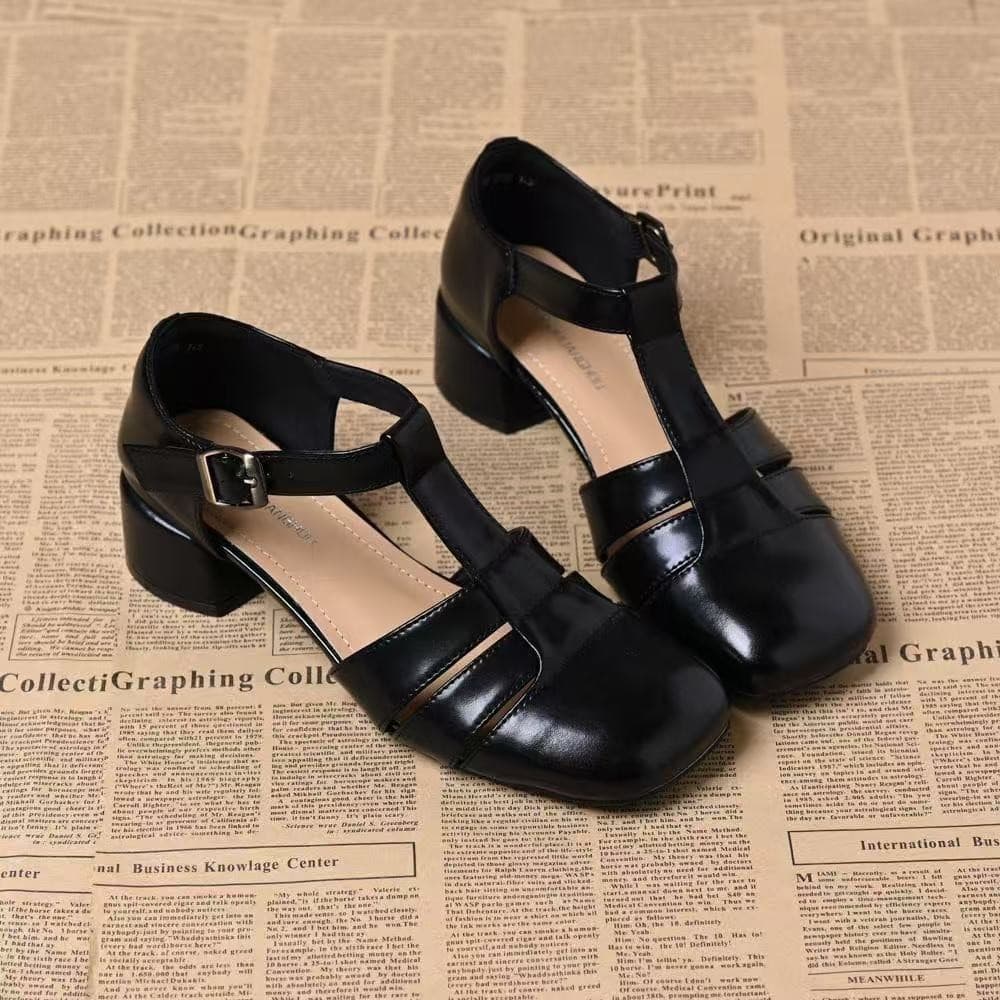 Comfortable Closed-Toe Sandals for Women 2025 Spring/Summer Hollow Retro Roman Shoes with a Versatile Thick Heel