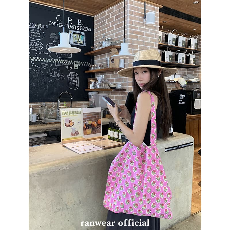 Ranwear’s summer final collection collection! Ran owns a custom-dyed small floral shoulder bag that is versatile