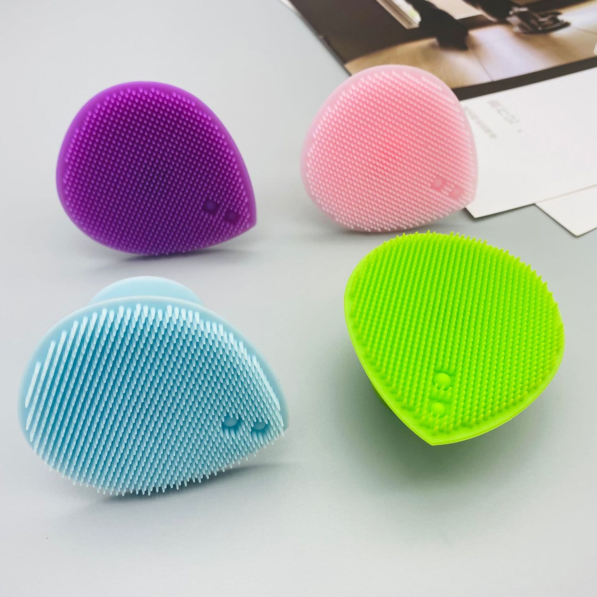 Silicone Heart-Shaped Face Wash Brush Baby Massage Shampoo Brush Baby Cleansing Brush Manual Large Silicone Brush Cleaning Brush