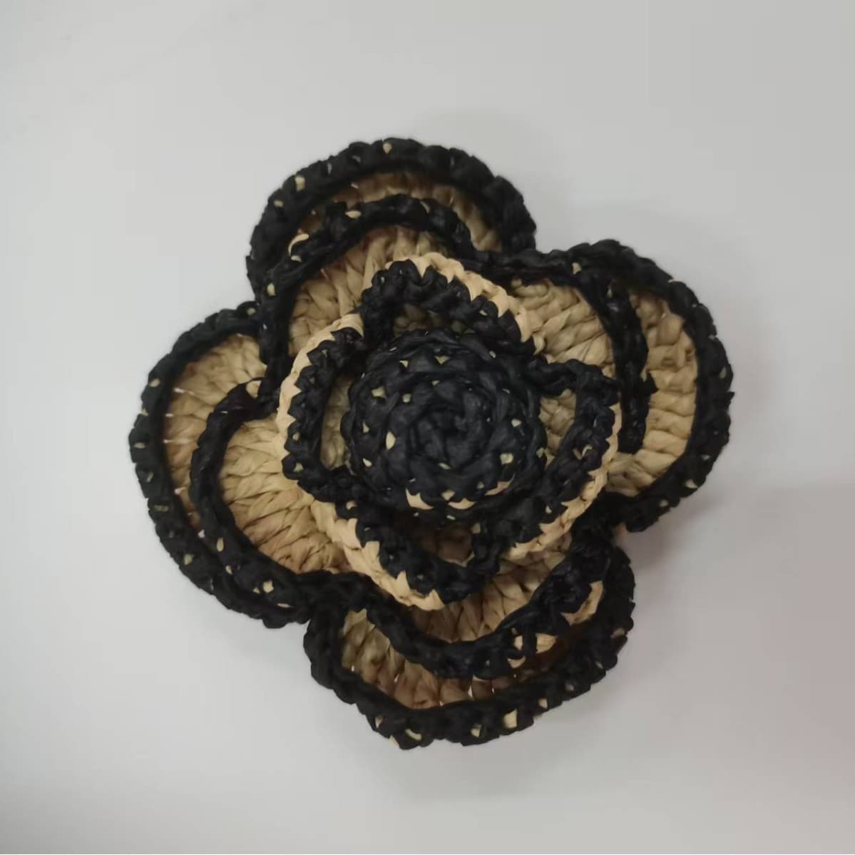 DIY high-end women's shoes, vintage clothing corsages, and bag charms made with hand-crocheted PP camellia flowers.
