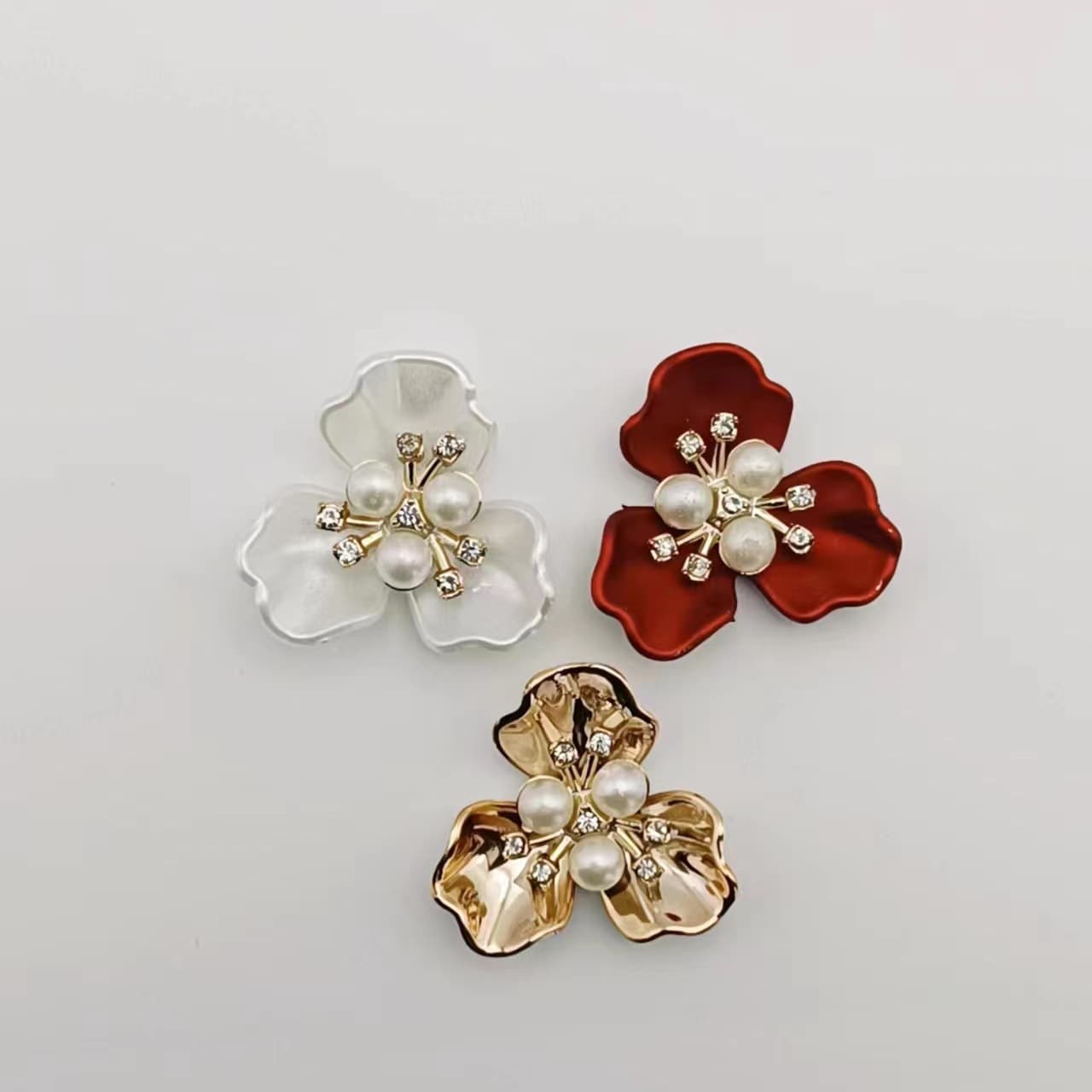 DIY Shell-Inspired Three Pearl Flower Center Accessory with Resin Petals for Festive Chinese Wedding Bridal Group Brooches and Fan Decor