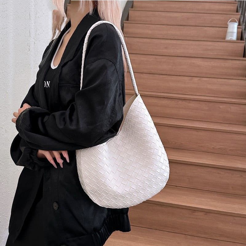 This year's popular bucket bag women's large capacity new fashion simple woven pattern single shoulder armpit bag handbag