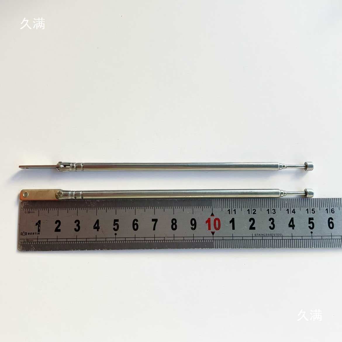 Folding down the radio, unfolding the 5010 radio cassette player, 41 telescopic metal antenna, 7 cm antenna, and other features.