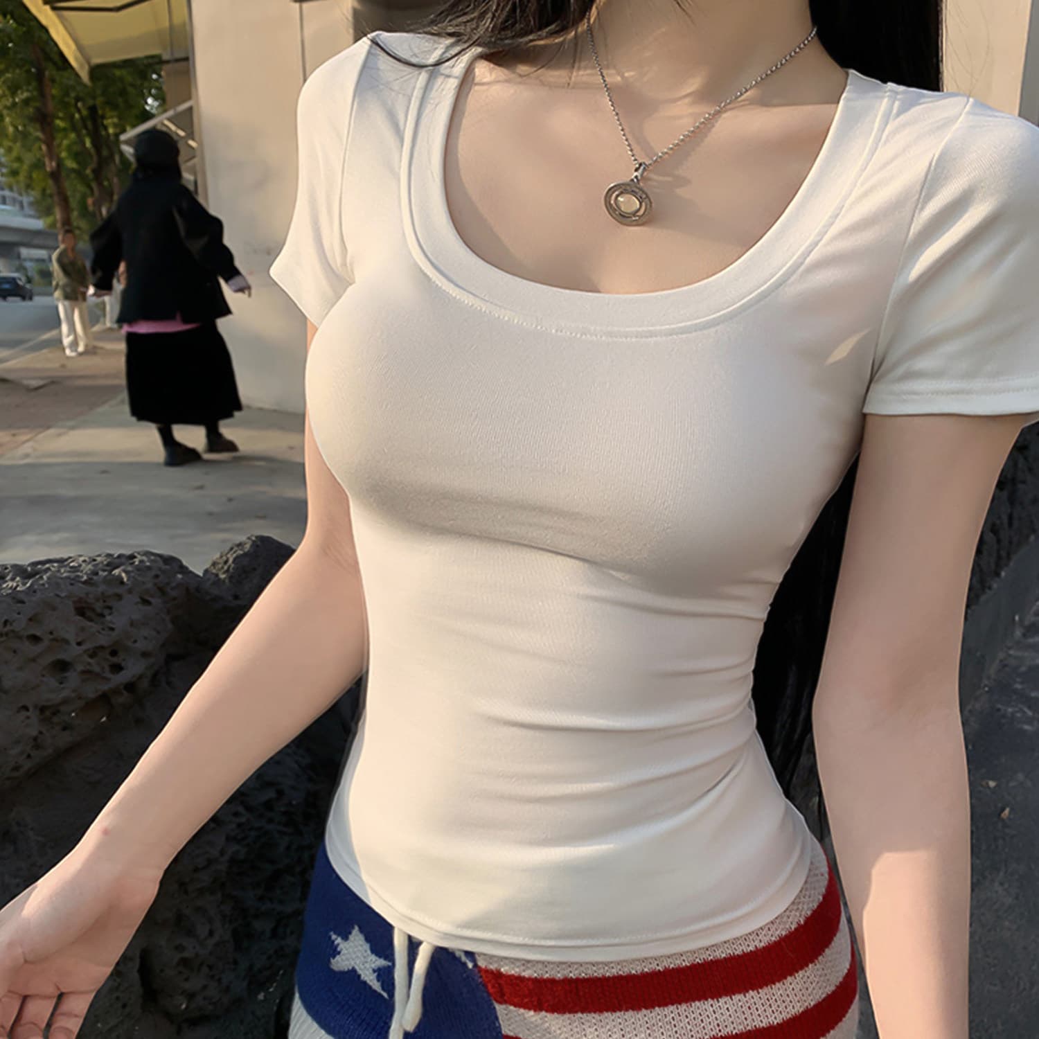 White Short Crop Top with Deep U-Neck and Regular Shoulder Seams, Summer Basic Fitted Slimming Solid Color Tee for Women