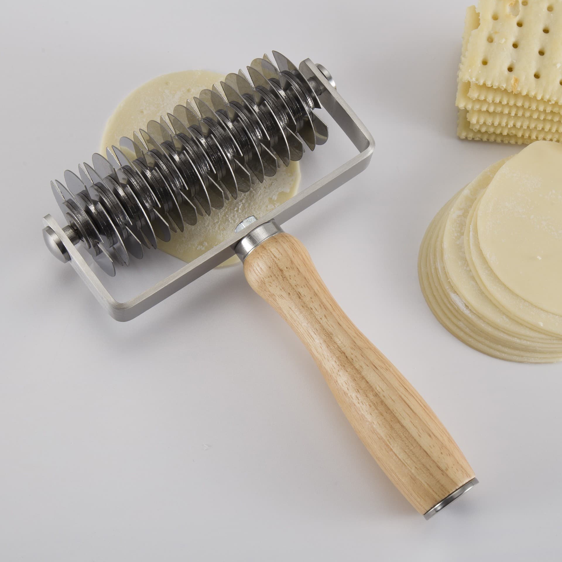 In Stock Pizza Roller Cutter Knife Restaurant Stainless Steel Pizza Cutter Wood Handle Pastry Rolling Knife Pizza Net Cutter Kitchen Tool