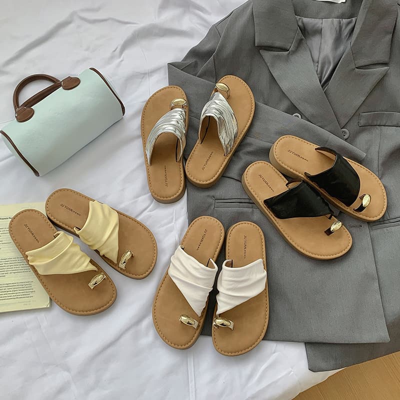 Soft-Sole Toe-Loop Flip Flops for Women 2026 Summer New Outdoor Flat with Dresses Versatile Beach Vacation Slide Sandals