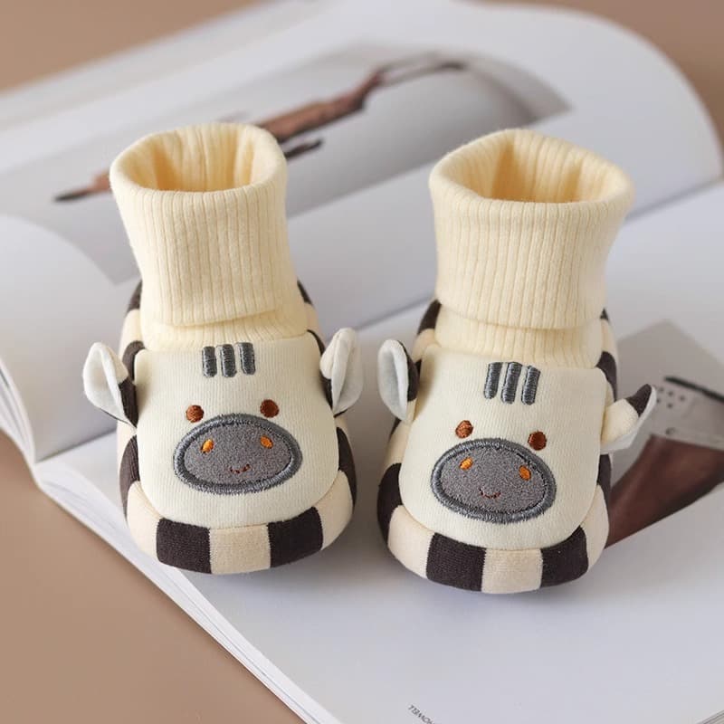 Baby socks and shoes for spring and autumn, soft-soled newborn cloth shoes for toddlers aged 0-3 months, anti-slip socks and shoes for newborns.