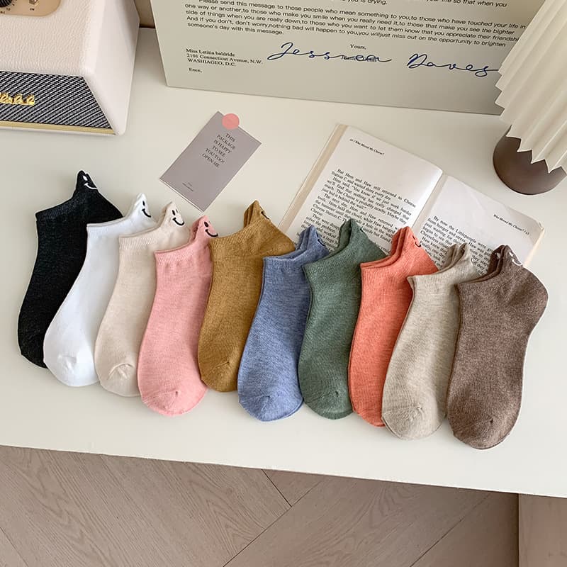 Summer women's smiley face socks, no-show socks, thin style with Till embroidery, fashionable non-slip short socks, wholesale women's socks.