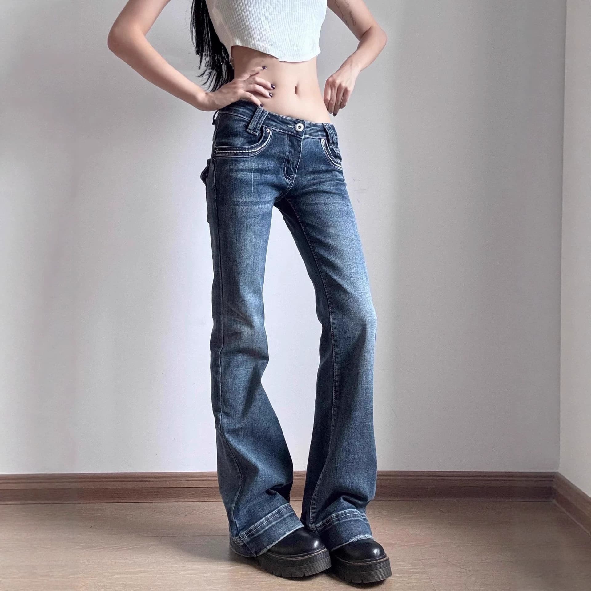 Non-leg-fitting boot-cut trousers for women, wide-legged, low-waisted boot-cut denim for women, tight bell-bottoms for women with petite hotties.