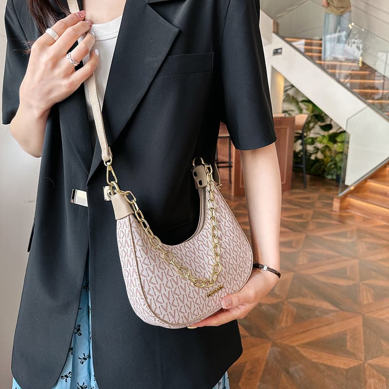Cross-border M brand women's underarm bag 2026 new fashion trendy niche design one-shoulder crossbody bag casual textured women's bag