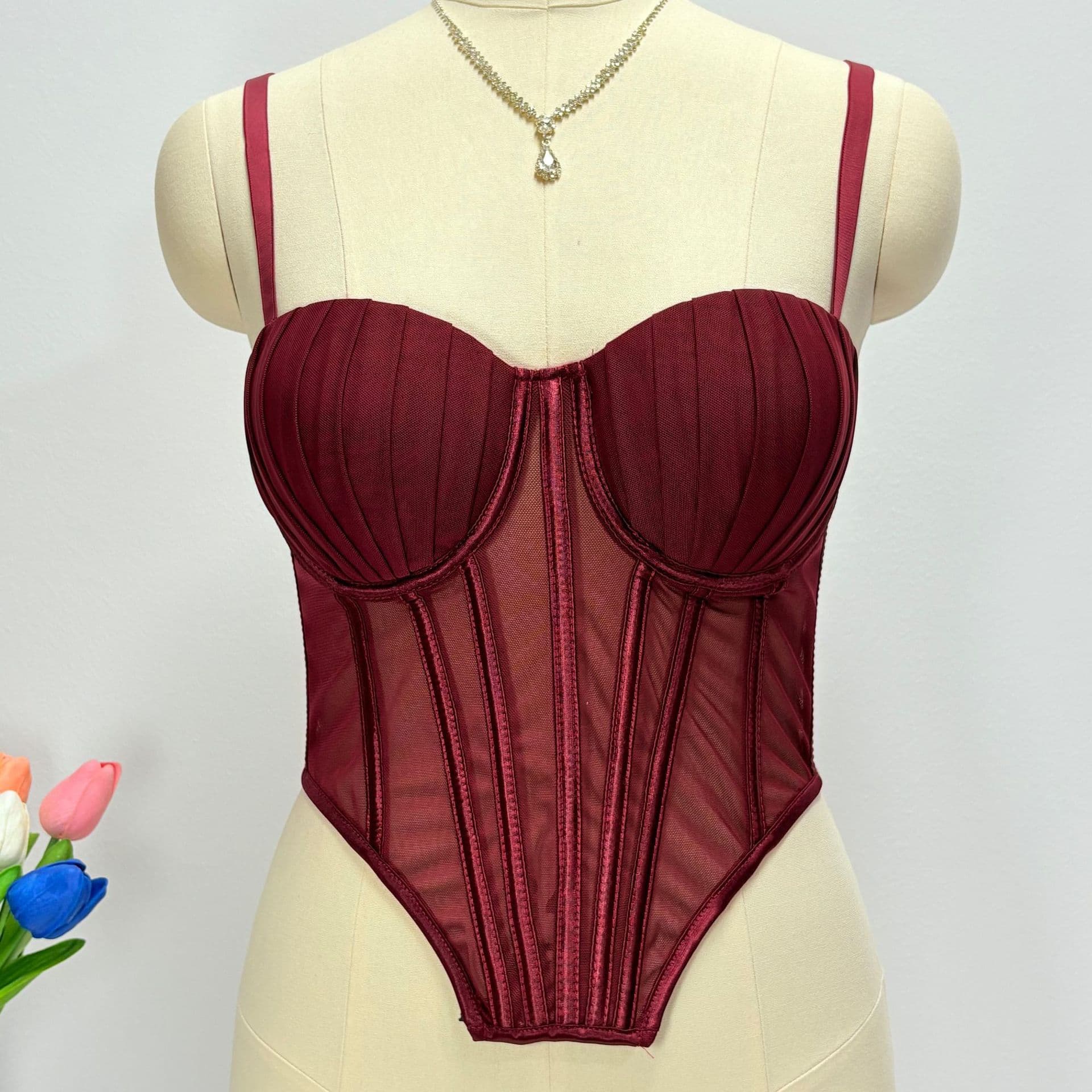 Hot and sophisticated fishbone bra strapless camisole top for women, slim fit, versatile, irregular design with padded and pleated details