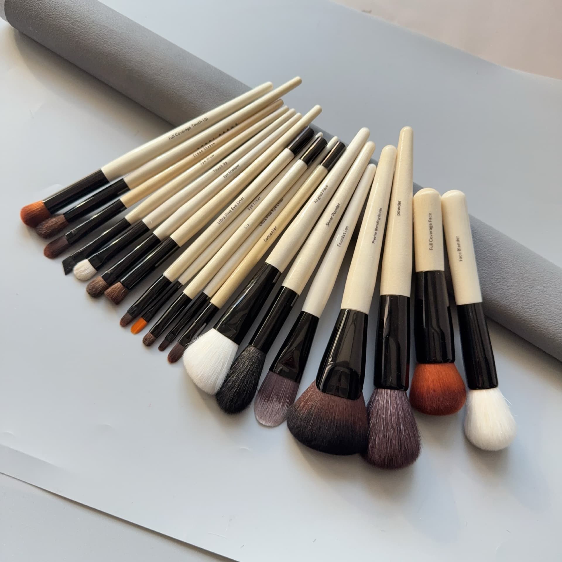 Magic Brush Makeup Brush Cheek Blush Foundation Eyeshadow Nose Highlighter Horse Hair Brush Handle Wooden Handle for Ordinary People
