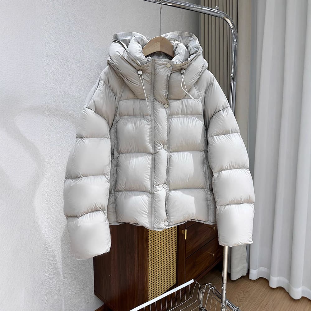 Cloud-like puff-style short down jacket for women, 2025 new style, white goose down, thickened, warm, hooded, puffer jacket.