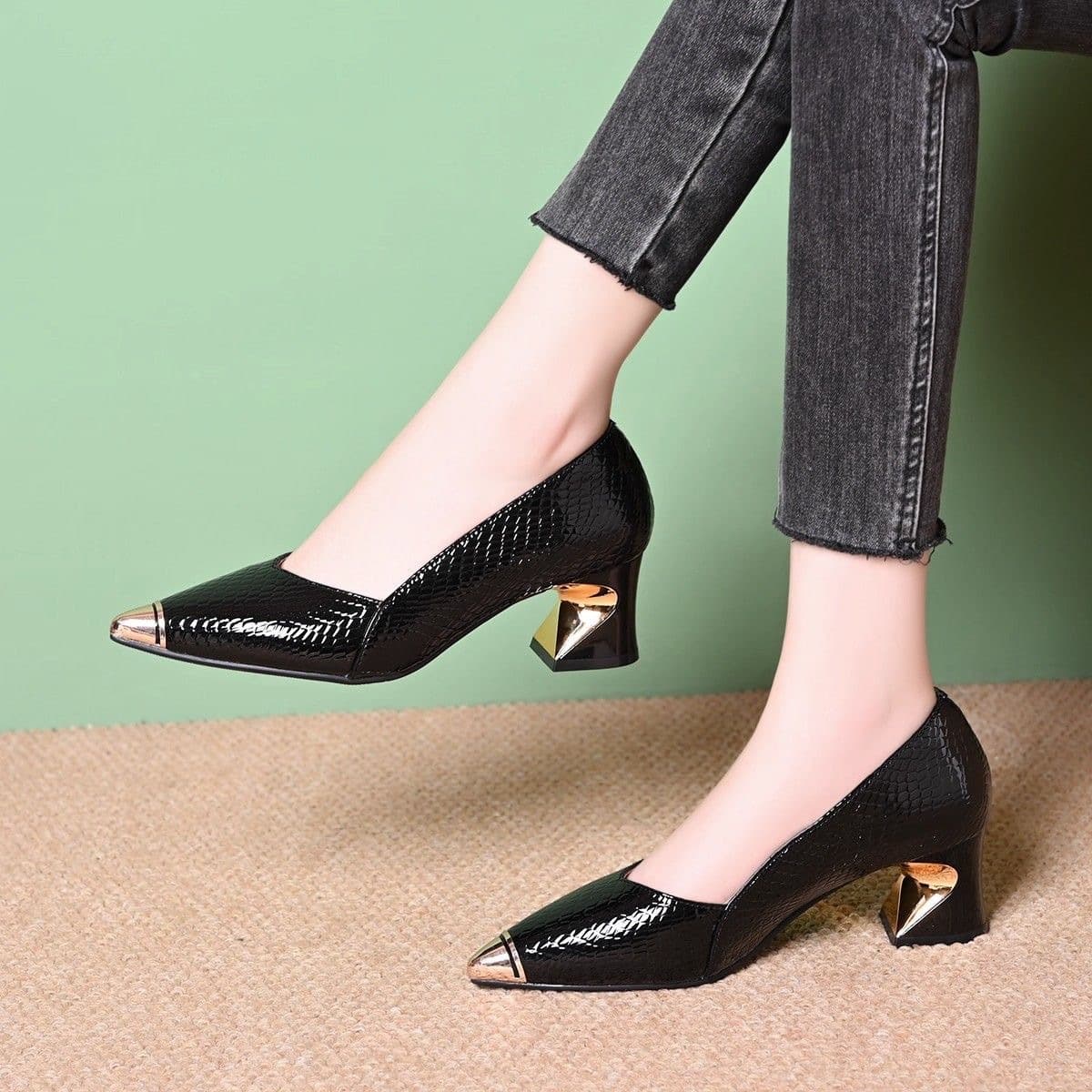 2026 New Metal Pointed Toe Shallow Mouth Single Shoes for Women Spring and Autumn New Style French Thick Heel Versatile and Comfortable Medium Heel Small Leather Shoes