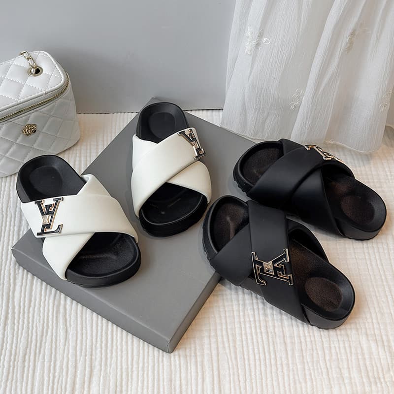 Girls slippers fashionable outer wear 2026 new summer non-slip children's beach shoes soft bottom girls middle and large children's slippers