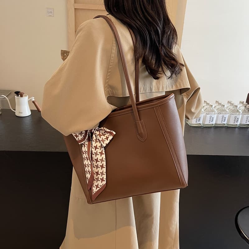 Niche Tote Bag Women 2026 New Fashion Versatile Underarm Bag Large Capacity Textured Versatile Shoulder Tote Bag
