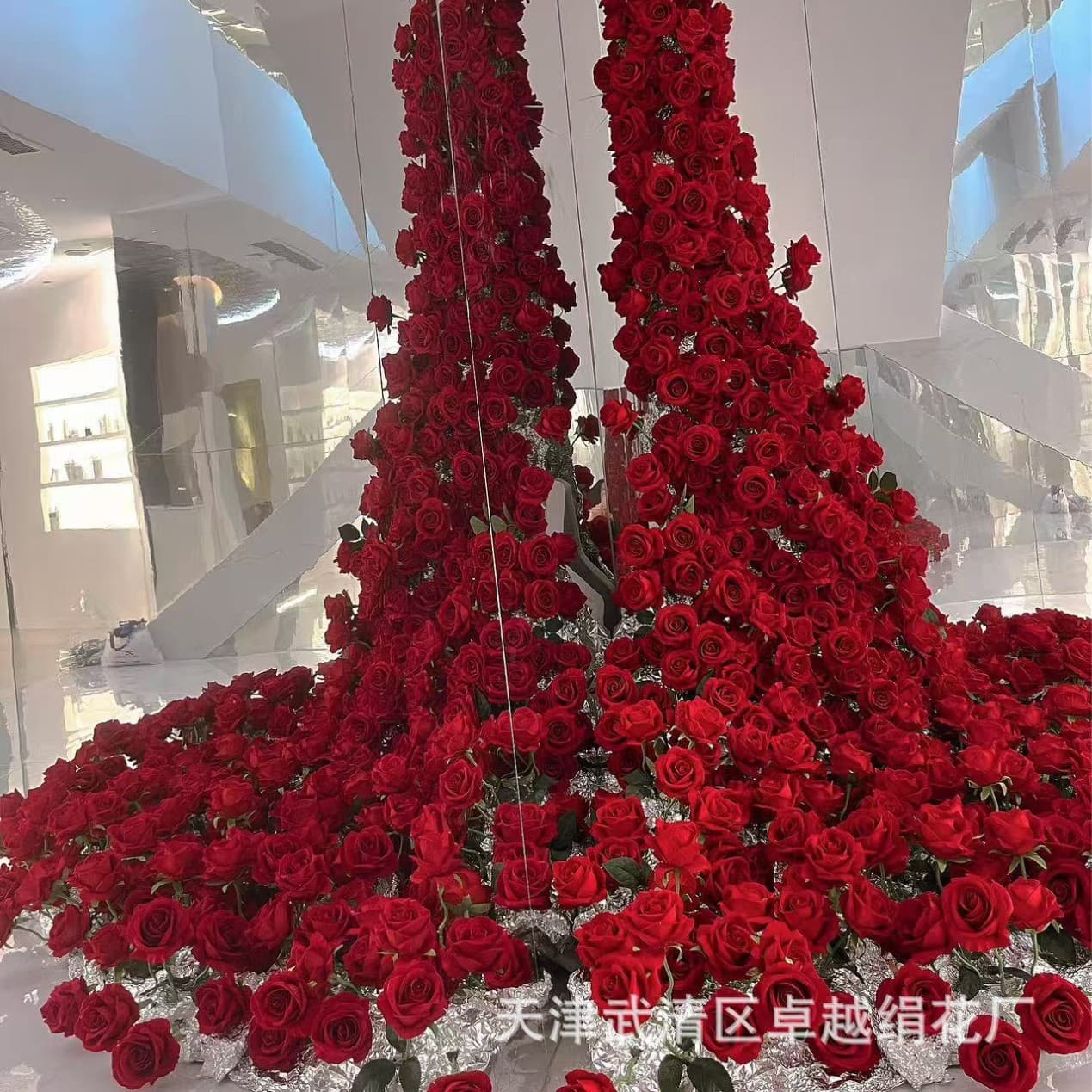 Artificial velvet fabric rose waterfall flower wall, a popular photo spot, a prop for shopping malls, Valentine's Day decorations, and weddings.