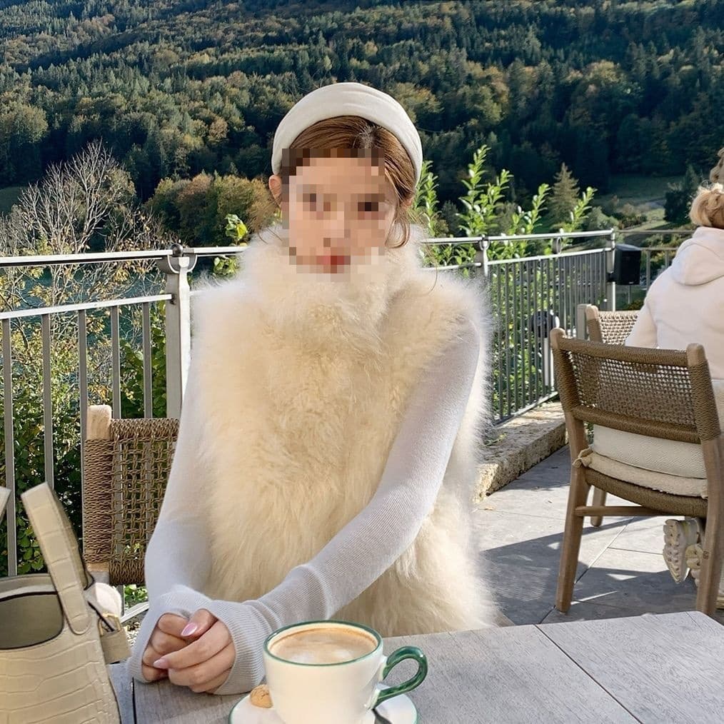 A structured, flattering vest with dropped shoulders that suits all heights and is versatile enough for women to wear. It features a fox fur faux fur lining.