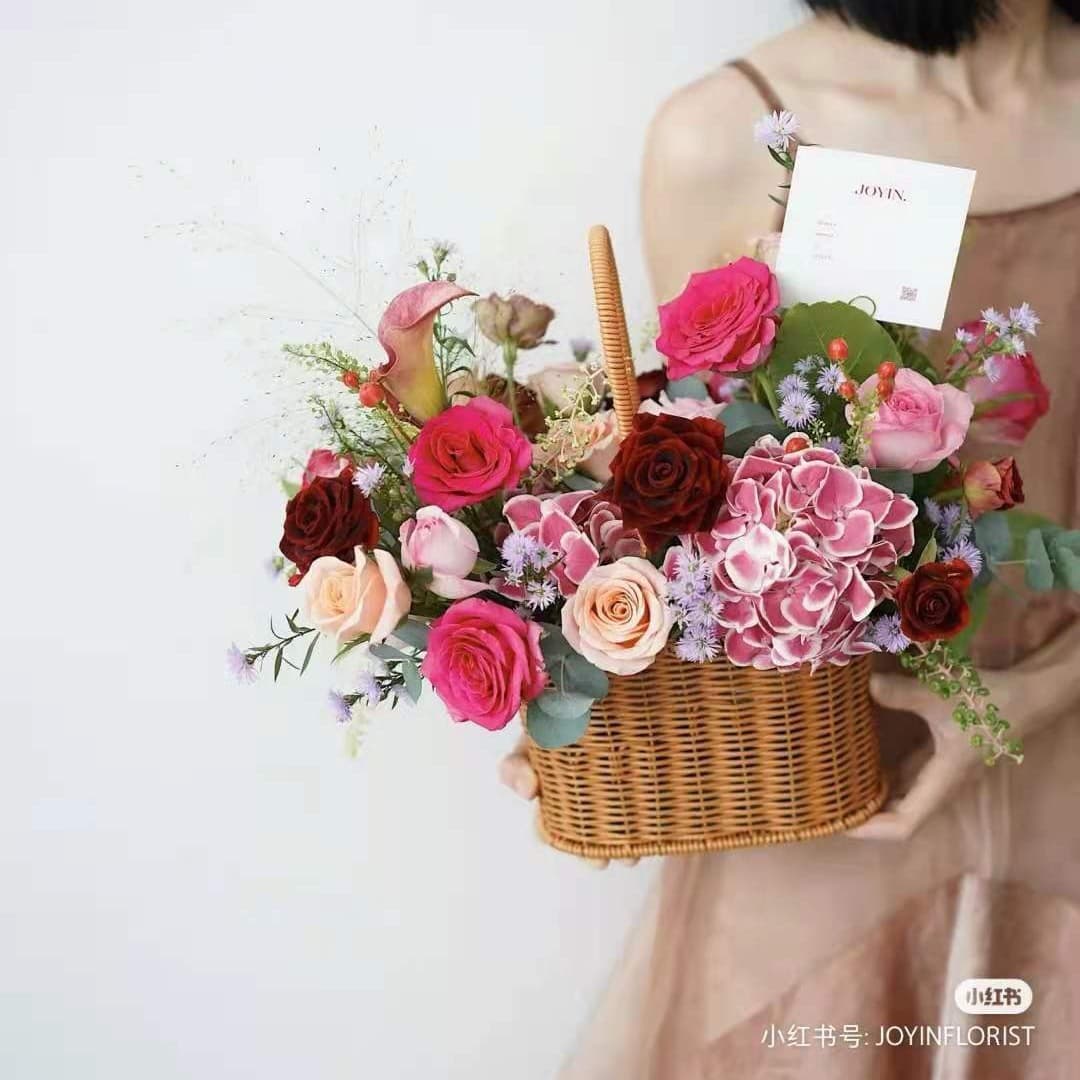 Imitation rattan hand-woven flower basket pastoral style series plastic rattan hand-held basket green plant small flower basket decoration castle