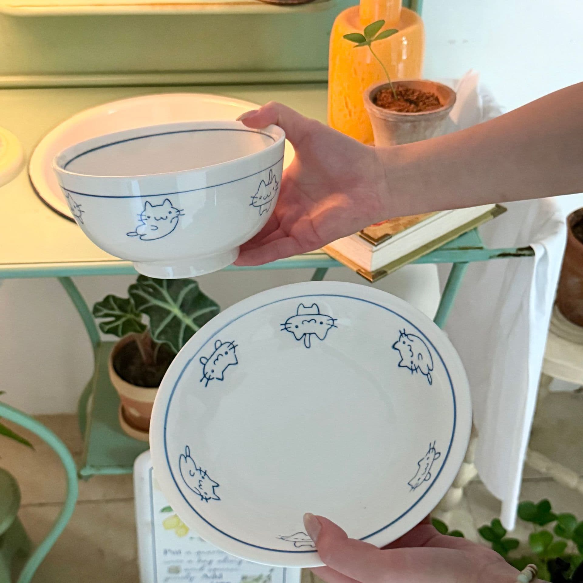 Ins-style ceramic breakfast plate, cute cartoon blue line cat round plate for dessert, fruit, and soup