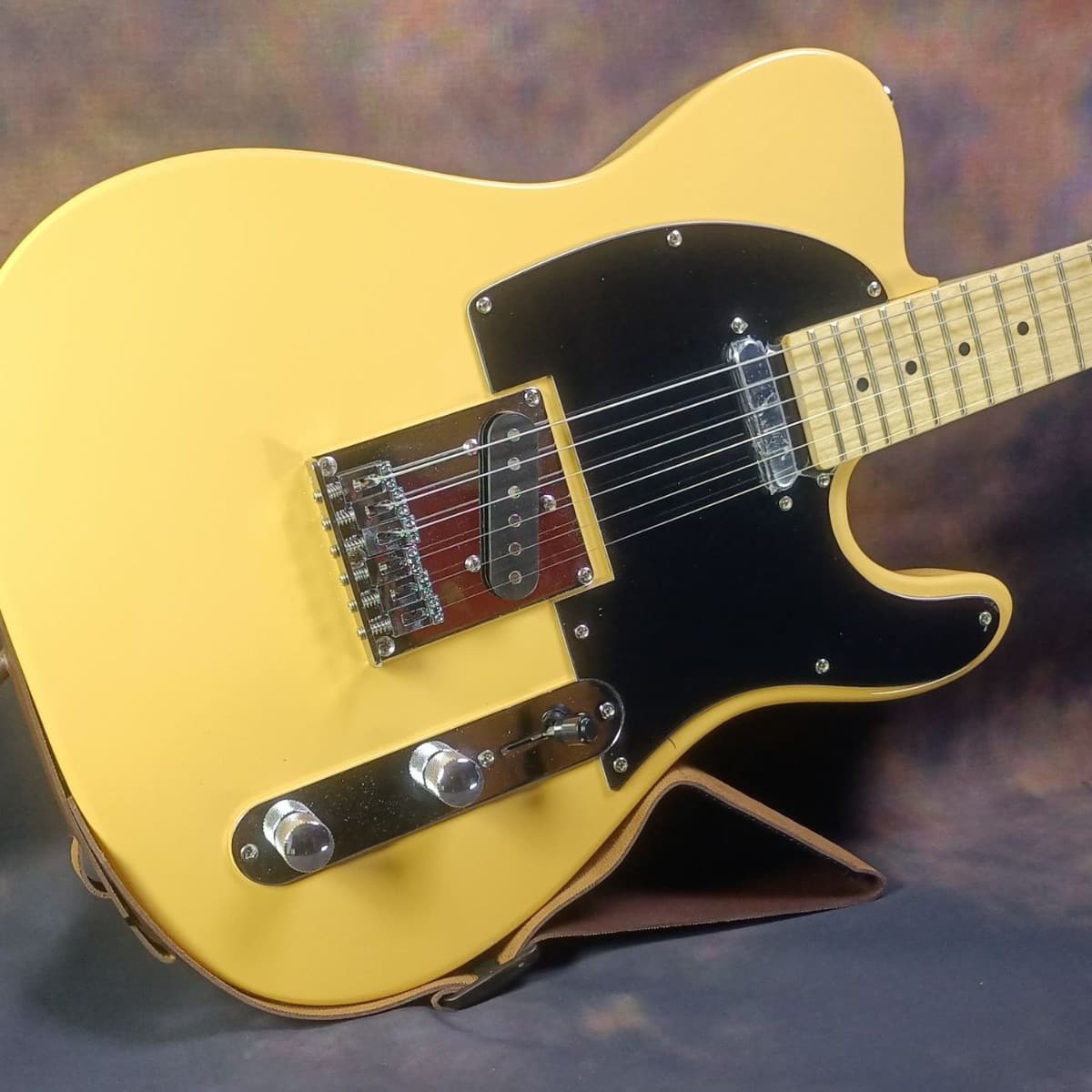 K-GS8-E Belt-style Electric Guitar Support, fixed with suction cup and tailpin tab, adjustable neck angle