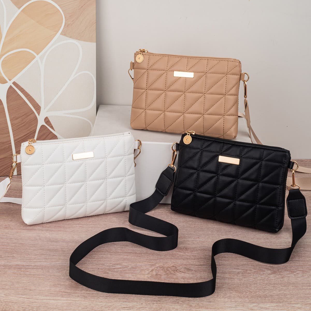 Fashion mini mobile phone bag embroidered small hand exclusive bag new triangle small square bag change black no