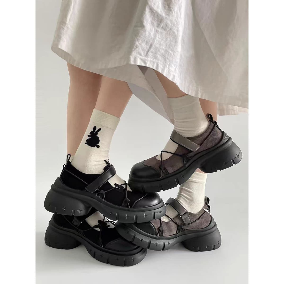 New platform wedge heel shoes for petite women, spring/summer 2025, low-cut, square-toe style, grey and black.